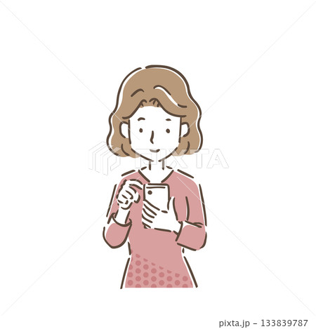 俯いてスマホを操作している若い女性 133839787