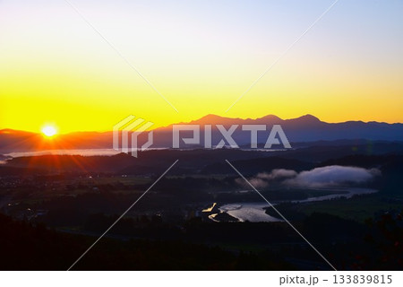 雲海朝焼けの越後三山・信濃川夜明け 133839815