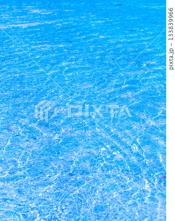 背景素材　明るい海のリフレクション　ブルー系 133839966