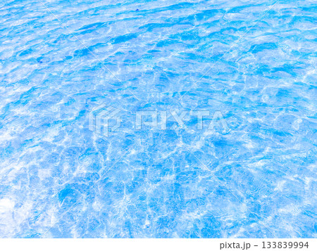 背景素材　明るい海のリフレクション　ブルー系 133839994