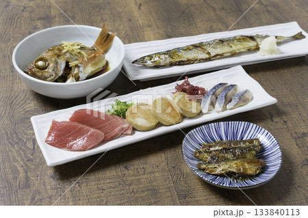 DHAを多く含む食品　マグロ　秋刀魚　鰯の蒲焼　あん肝　めばるの煮付け　しめ鯖 133840113