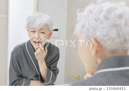 虫歯に悩むシニア女性 133840451