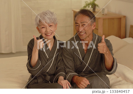 シニアの夫婦　グッドサイン　夜のベッドルーム 133840457