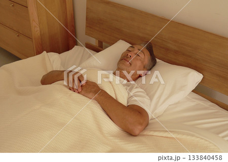 シニア男性　睡眠　ベッドルーム 133840458