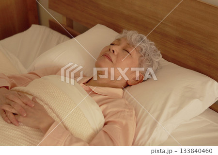 シニア女性　睡眠　ベッドルーム 133840460