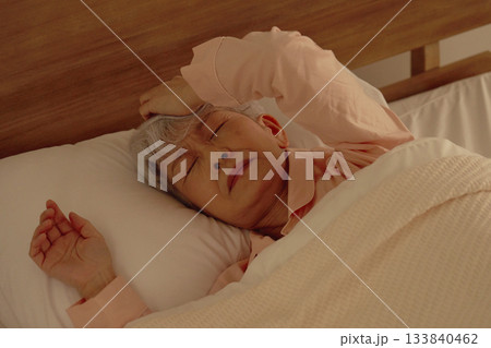 睡眠　うなされるシニア女性　ベッドルーム 133840462