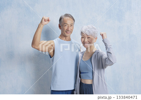 エクササイズするシニアの男性と女性　ガッツポーズ 133840471