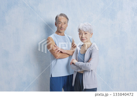 エクササイズするシニアの男性と女性のポートレート カメラ目線 エクササイズするシニアの男性と女性のポートレート カメラ目線 133840472