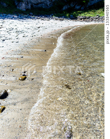 背景素材 煌めく海の波打ち際 背景素材 煌めく海の波打ち際 133840565