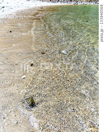 背景素材　煌めく海の波打ち際 133840568