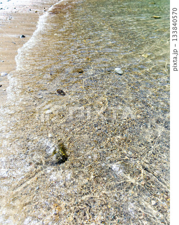 背景素材　煌めく海の波打ち際 133840570