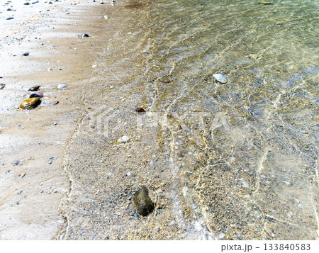 背景素材　煌めく海の波打ち際 133840583