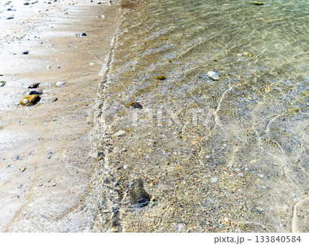 背景素材　煌めく海の波打ち際 133840584