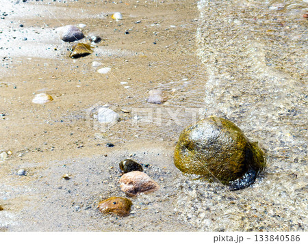背景素材 煌めく海の波打ち際 背景素材 煌めく海の波打ち際 133840586