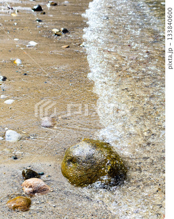 背景素材　煌めく海の波打ち際 133840600