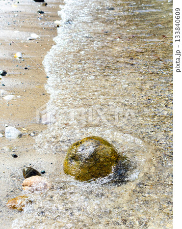 背景素材 煌めく海の波打ち際 背景素材 煌めく海の波打ち際 133840609