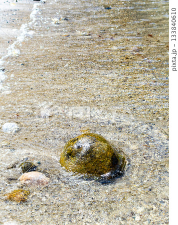 背景素材 煌めく海の波打ち際 背景素材 煌めく海の波打ち際 133840610