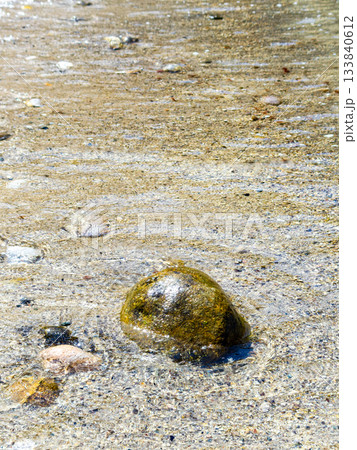 背景素材 煌めく海の波打ち際 背景素材 煌めく海の波打ち際 133840612