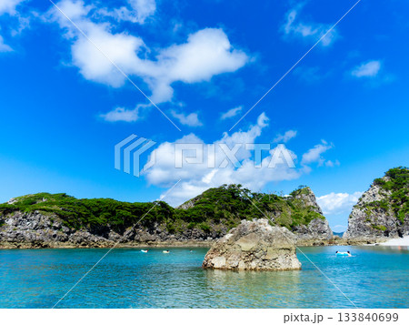 式根島の美しい海　泊海水浴場 133840699
