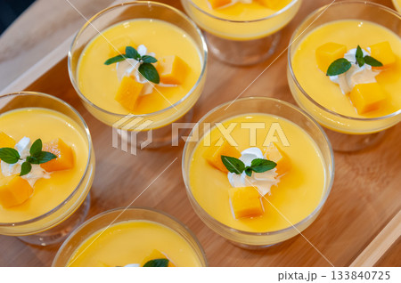 グラスに盛り付けられたマンゴープリンの並び 133840725