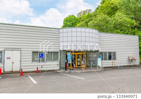 北海道千歳市　千歳さけますの森　さけます情報館 133840971