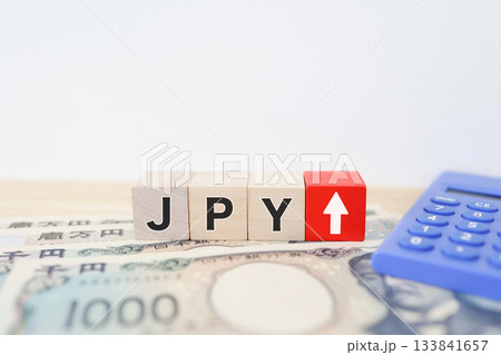 JPY上昇の概念。円高と為替変動を示す。 JPY上昇の概念。円高と為替変動を示す。 133841657