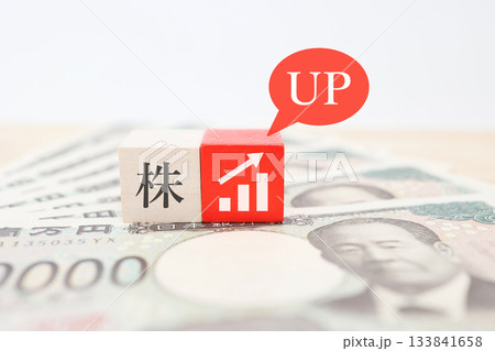 日本株の株価上昇を示すイメージ。1万円札とグラフ。 133841658