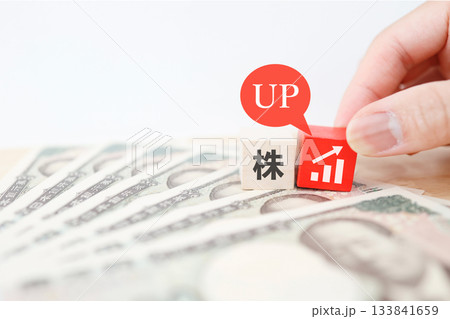 日本株の株価上昇を示すイメージ。1万円札とグラフ。 日本株の株価上昇を示すイメージ。1万円札とグラフ。 133841659