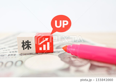 日本株の株価上昇を示すイメージ。1万円札とグラフ。 133841660