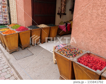 モロッコ　マラケシュ　旧市街地の商店　5月 133841702