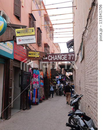 モロッコ　マラケシュ　旧市街地の商店　5月 133841706