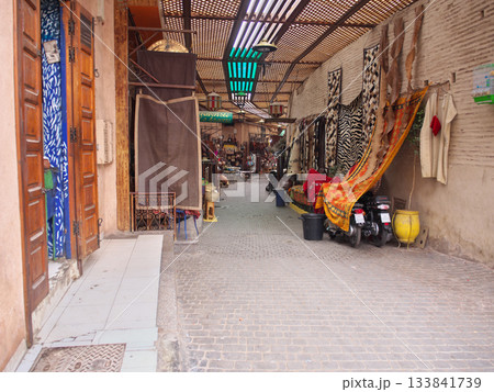 モロッコ　マラケシュ　旧市街路地　5月 133841739