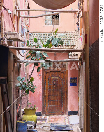 モロッコ　マラケシュ旧市街　路地　5月 133841784
