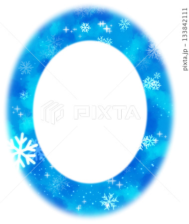水色の雪の結晶と光の楕円形のフレーム 133842111