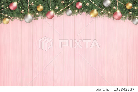 光輝くクリスマスツリーと、横長のピンクの木目の背景 133842537