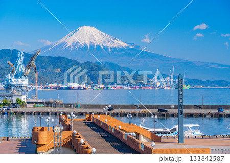 【静岡県】清水マリンパーク 清水港の風景 後方に富士山 【静岡県】清水マリンパーク 清水港の風景 後方に富士山 133842587