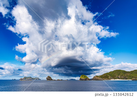 海上の大きな虹。根元を通過。座間味港から那覇泊港へ向かうクイーンざまみ3に乗った。座間味島座間味港沖 133842612