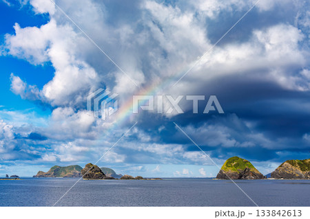 海上の大きな虹。根元を通過。座間味港から那覇泊港へ向かうクイーンざまみ3に乗った。座間味島座間味港沖 133842613
