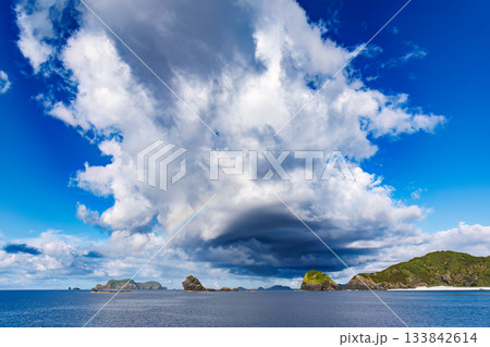 海上の大きな虹。根元を通過。座間味港から那覇泊港へ向かうクイーンざまみ3に乗った。座間味島座間味港沖 133842614