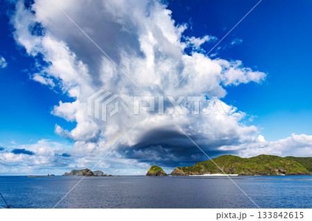 海上の大きな虹。根元を通過。座間味港から那覇泊港へ向かうクイーンざまみ3に乗った。座間味島座間味港沖 133842615