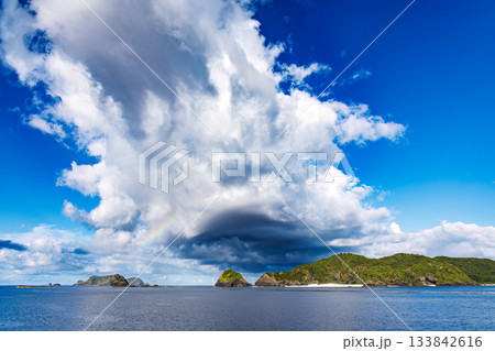 海上の大きな虹。根元を通過。座間味港から那覇泊港へ向かうクイーンざまみ3に乗った。座間味島座間味港沖 海上の大きな虹。根元を通過。座間味港から那覇泊港へ向かうクイーンざまみ3に乗った。座間味島座間味港沖 133842616
