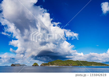 海上の大きな虹。根元を通過。座間味港から那覇泊港へ向かうクイーンざまみ3に乗った。座間味島座間味港沖 133842619