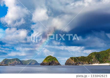 海上の大きな虹。根元を通過。座間味港から那覇泊港へ向かうクイーンざまみ3に乗った。座間味島座間味港沖 133842623