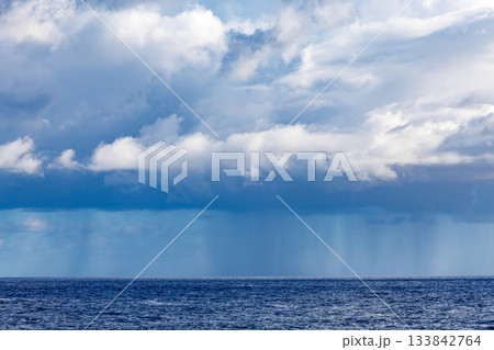 入道雲の下にスコールが降っている。座間味港から那覇泊港へ向かうクイーンざまみ3に乗った。座間味島座間 133842764