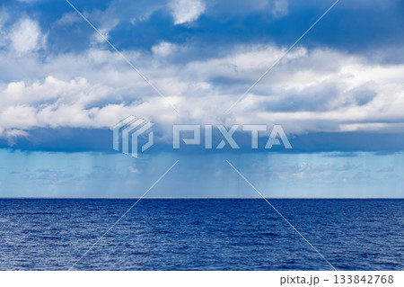 入道雲の下にスコールが降っている。座間味港から那覇泊港へ向かうクイーンざまみ3に乗った。座間味島座間 133842768