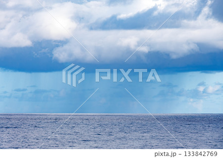 入道雲の下にスコールが降っている。座間味港から那覇泊港へ向かうクイーンざまみ3に乗った。座間味島座間 133842769