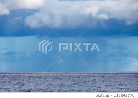 入道雲の下にスコールが降っている。座間味港から那覇泊港へ向かうクイーンざまみ3に乗った。座間味島座間 133842770