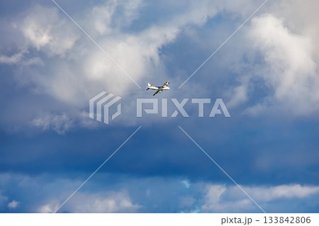 航空自衛隊の輸送機が上空を通過する。クイーンざまみ3号に乗船した。 慶良間諸島の座間味島等へゆく 航空自衛隊の輸送機が上空を通過する。クイーンざまみ3号に乗船した。 慶良間諸島の座間味島等へゆく 133842806