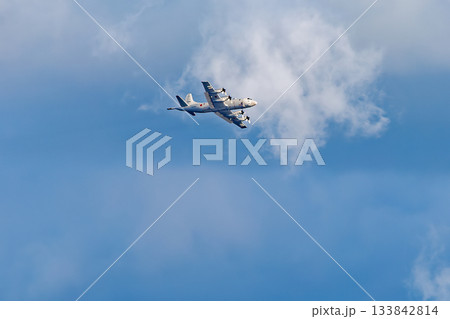 航空自衛隊の輸送機が上空を通過する。クイーンざまみ3号に乗船した。 慶良間諸島の座間味島等へゆく 133842814