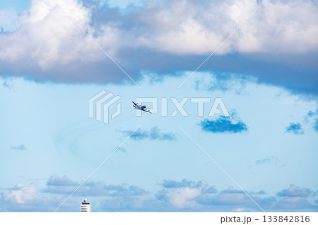 航空自衛隊の輸送機が上空を通過する。クイーンざまみ3号に乗船した。 慶良間諸島の座間味島等へゆく 航空自衛隊の輸送機が上空を通過する。クイーンざまみ3号に乗船した。 慶良間諸島の座間味島等へゆく 133842816